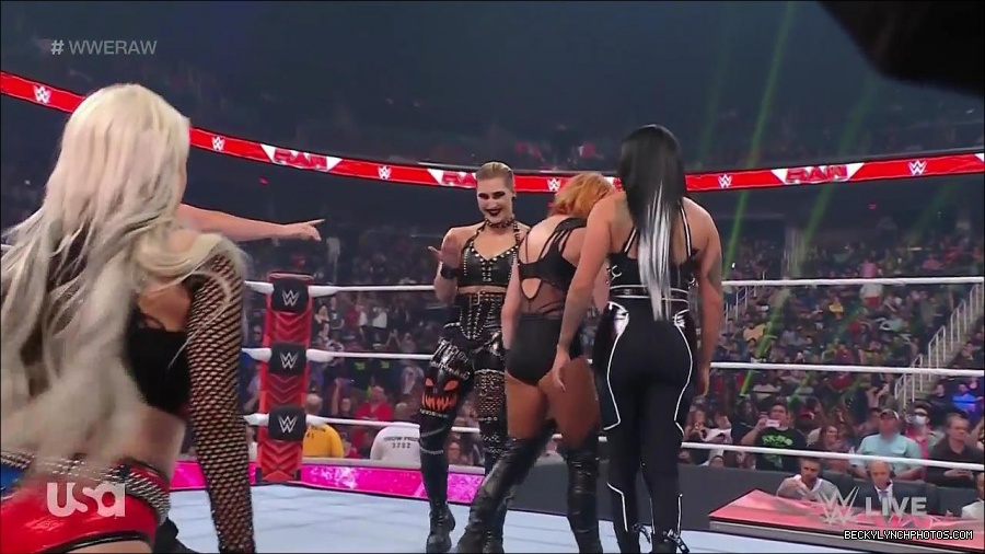 WWE_Monday_Night_Raw_2022_05_02_720p_HDTV_x264-NWCHD_mp4_006753520.jpg