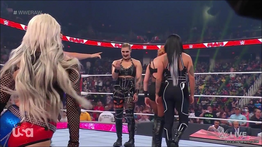 WWE_Monday_Night_Raw_2022_05_02_720p_HDTV_x264-NWCHD_mp4_006753921.jpg