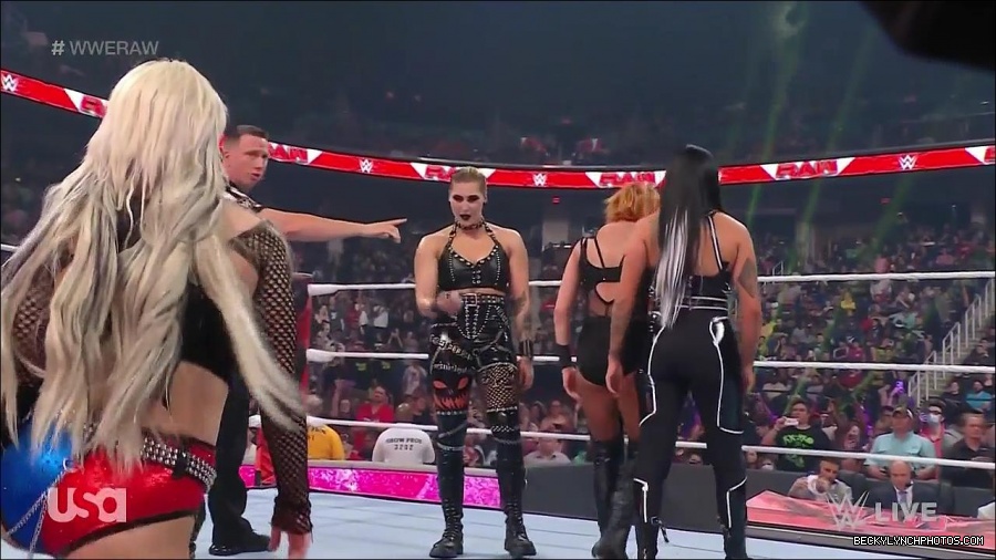 WWE_Monday_Night_Raw_2022_05_02_720p_HDTV_x264-NWCHD_mp4_006754321.jpg