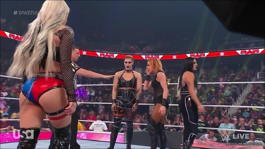 WWE_Monday_Night_Raw_2022_05_02_720p_HDTV_x264-NWCHD_mp4_006755122.jpg
