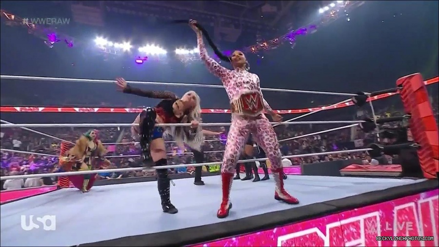 WWE_Monday_Night_Raw_2022_05_02_720p_HDTV_x264-NWCHD_mp4_006757524.jpg