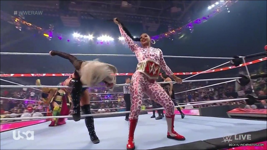 WWE_Monday_Night_Raw_2022_05_02_720p_HDTV_x264-NWCHD_mp4_006757925.jpg