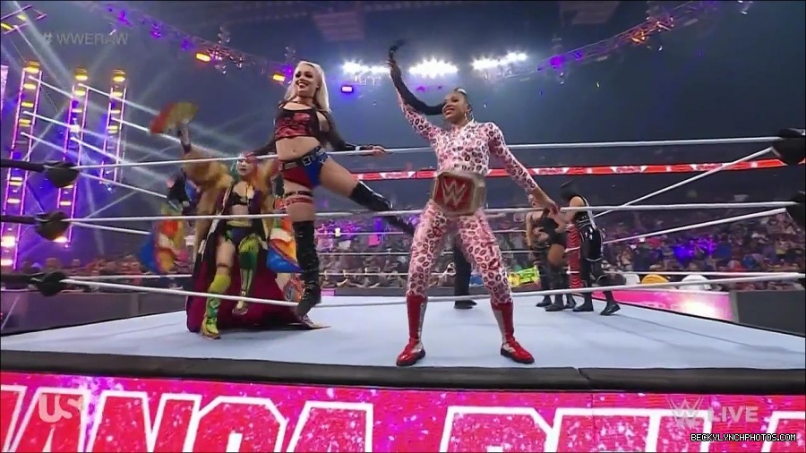 WWE_Monday_Night_Raw_2022_05_02_720p_HDTV_x264-NWCHD_mp4_006759526.jpg