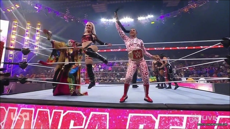 WWE_Monday_Night_Raw_2022_05_02_720p_HDTV_x264-NWCHD_mp4_006759927.jpg