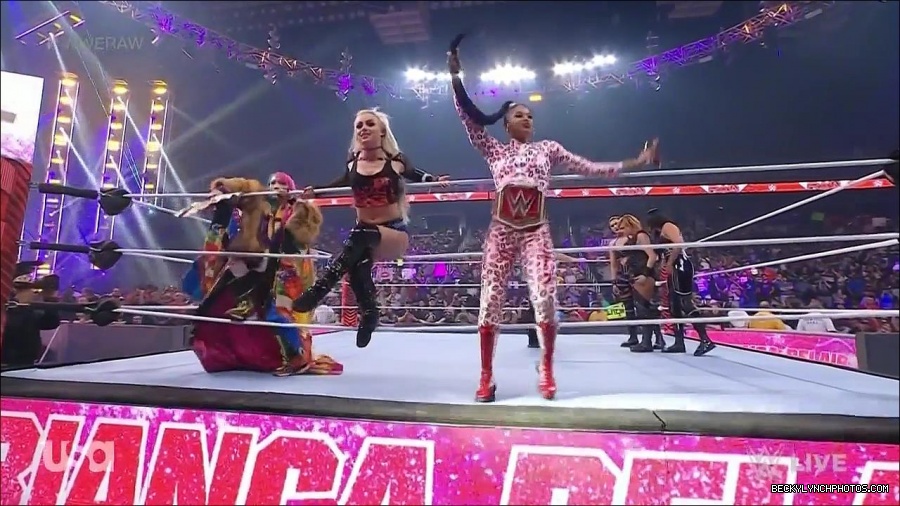 WWE_Monday_Night_Raw_2022_05_02_720p_HDTV_x264-NWCHD_mp4_006760728.jpg