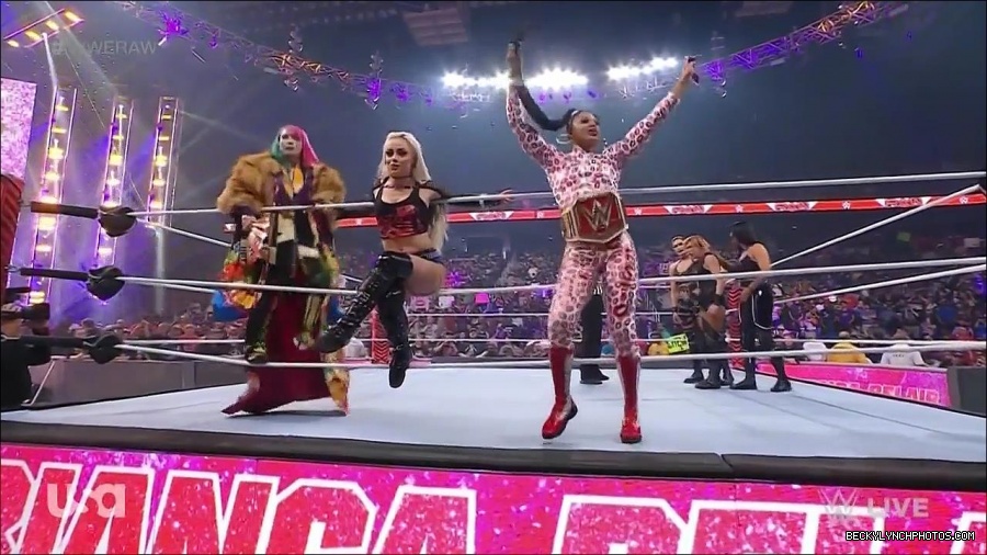 WWE_Monday_Night_Raw_2022_05_02_720p_HDTV_x264-NWCHD_mp4_006761128.jpg