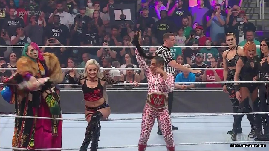 WWE_Monday_Night_Raw_2022_05_02_720p_HDTV_x264-NWCHD_mp4_006762329.jpg