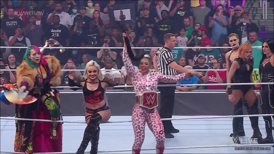 WWE_Monday_Night_Raw_2022_05_02_720p_HDTV_x264-NWCHD_mp4_006762730.jpg