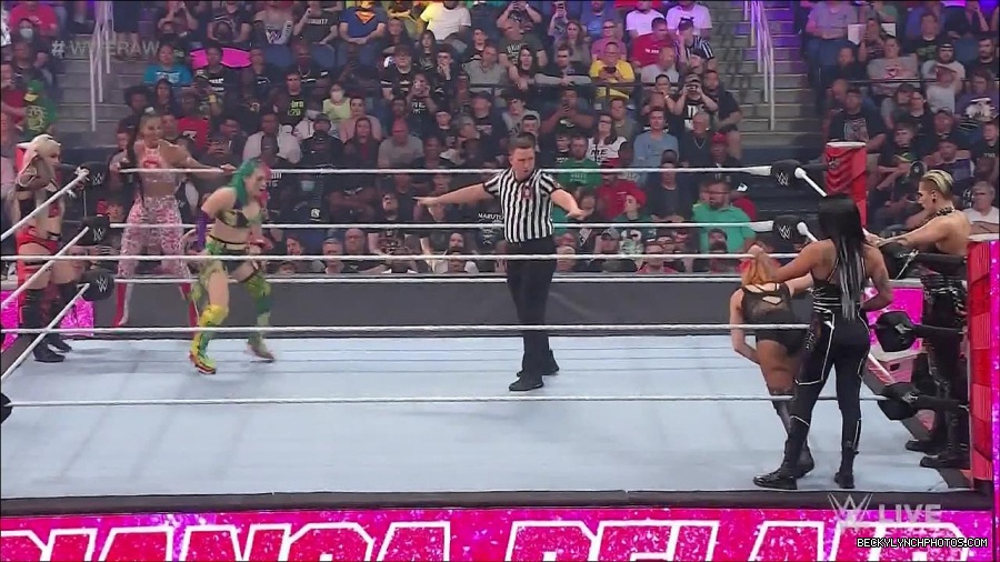 WWE_Monday_Night_Raw_2022_05_02_720p_HDTV_x264-NWCHD_mp4_006789557.jpg