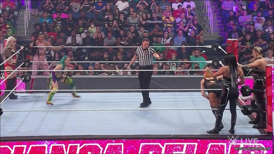 WWE_Monday_Night_Raw_2022_05_02_720p_HDTV_x264-NWCHD_mp4_006789957.jpg