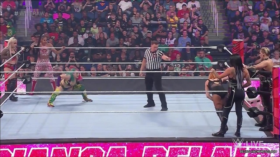 WWE_Monday_Night_Raw_2022_05_02_720p_HDTV_x264-NWCHD_mp4_006790358.jpg