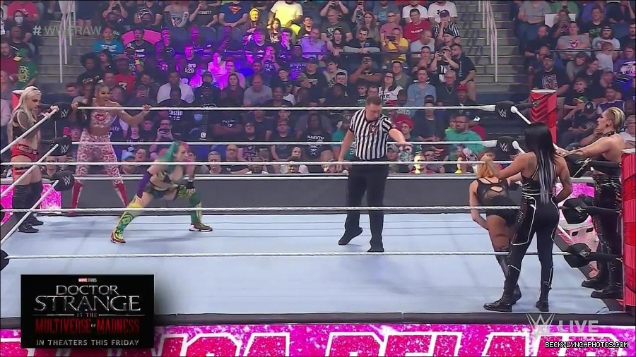 WWE_Monday_Night_Raw_2022_05_02_720p_HDTV_x264-NWCHD_mp4_006791159.jpg