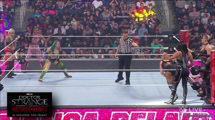 WWE_Monday_Night_Raw_2022_05_02_720p_HDTV_x264-NWCHD_mp4_006791959.jpg