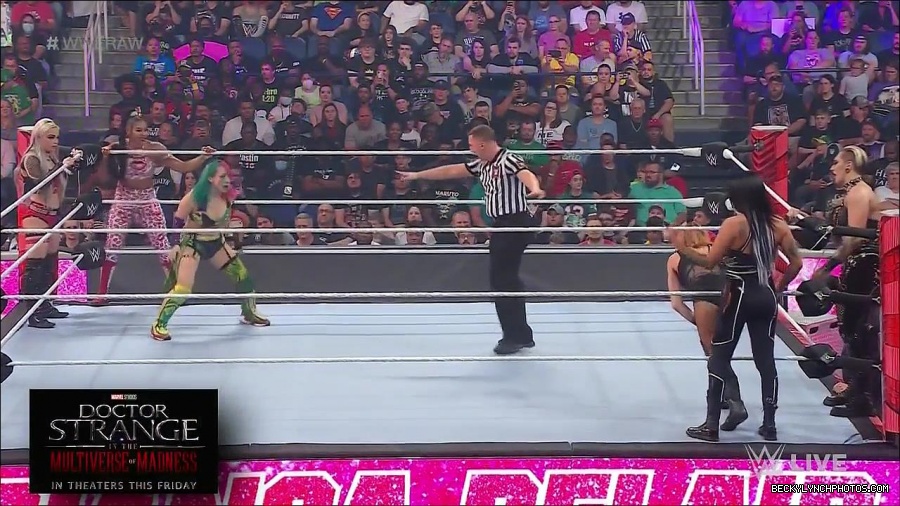 WWE_Monday_Night_Raw_2022_05_02_720p_HDTV_x264-NWCHD_mp4_006792760.jpg