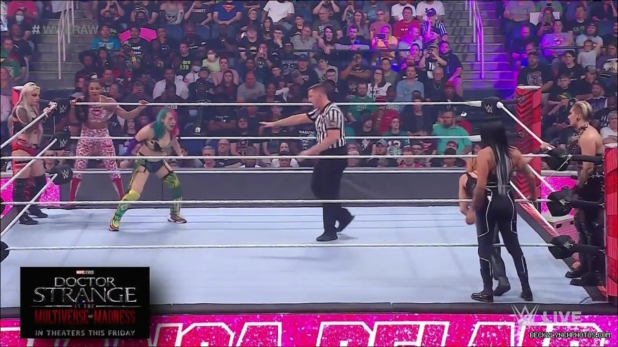 WWE_Monday_Night_Raw_2022_05_02_720p_HDTV_x264-NWCHD_mp4_006793161.jpg