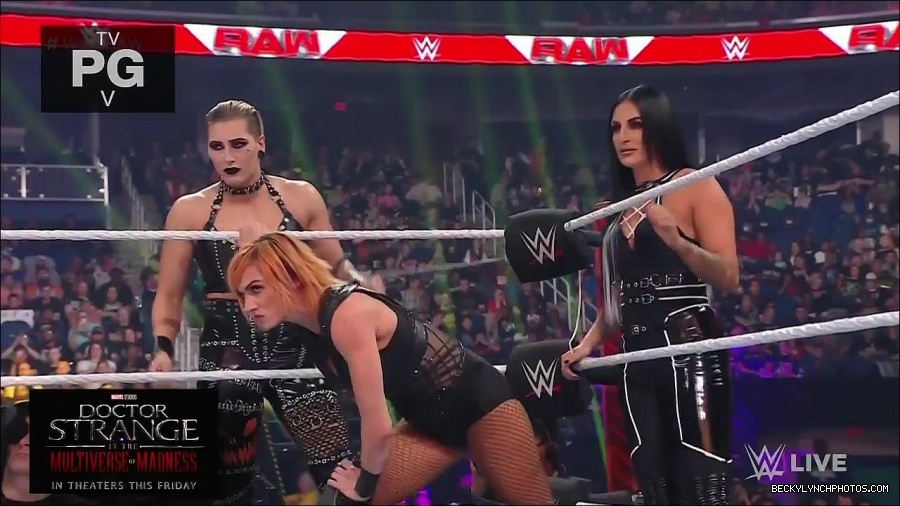 WWE_Monday_Night_Raw_2022_05_02_720p_HDTV_x264-NWCHD_mp4_006794762.jpg