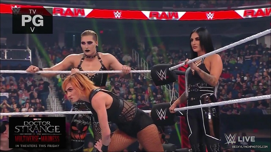 WWE_Monday_Night_Raw_2022_05_02_720p_HDTV_x264-NWCHD_mp4_006795563.jpg