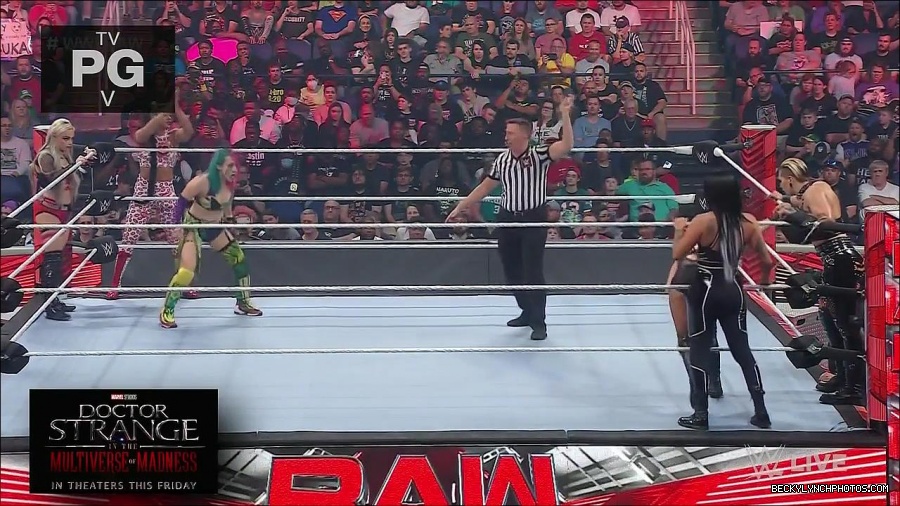 WWE_Monday_Night_Raw_2022_05_02_720p_HDTV_x264-NWCHD_mp4_006798799.jpg