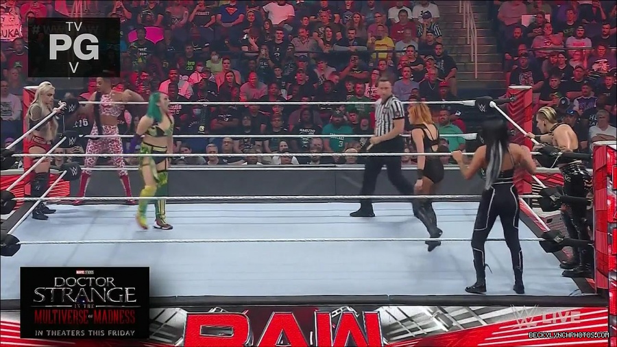 WWE_Monday_Night_Raw_2022_05_02_720p_HDTV_x264-NWCHD_mp4_006800401.jpg