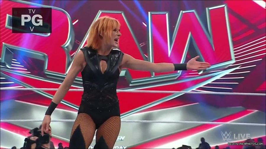 WWE_Monday_Night_Raw_2022_05_02_720p_HDTV_x264-NWCHD_mp4_006805606.jpg