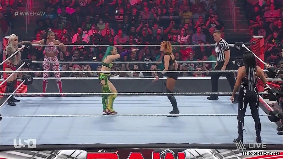 WWE_Monday_Night_Raw_2022_05_02_720p_HDTV_x264-NWCHD_mp4_006808409.jpg