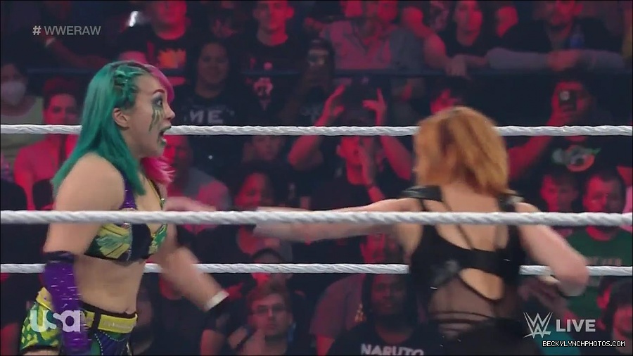 WWE_Monday_Night_Raw_2022_05_02_720p_HDTV_x264-NWCHD_mp4_006812413.jpg