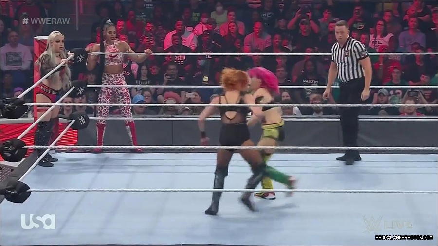 WWE_Monday_Night_Raw_2022_05_02_720p_HDTV_x264-NWCHD_mp4_006817618.jpg