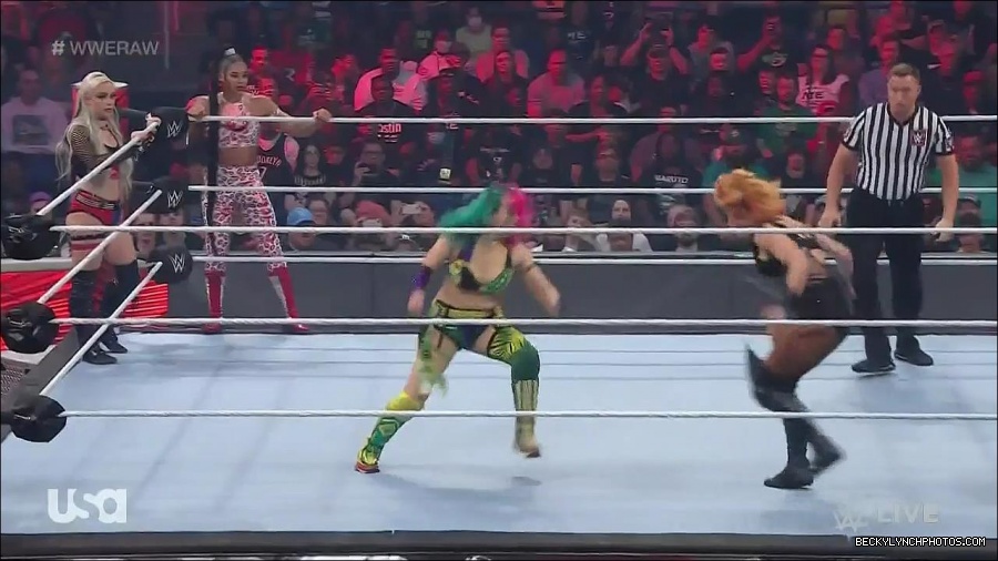 WWE_Monday_Night_Raw_2022_05_02_720p_HDTV_x264-NWCHD_mp4_006818419.jpg