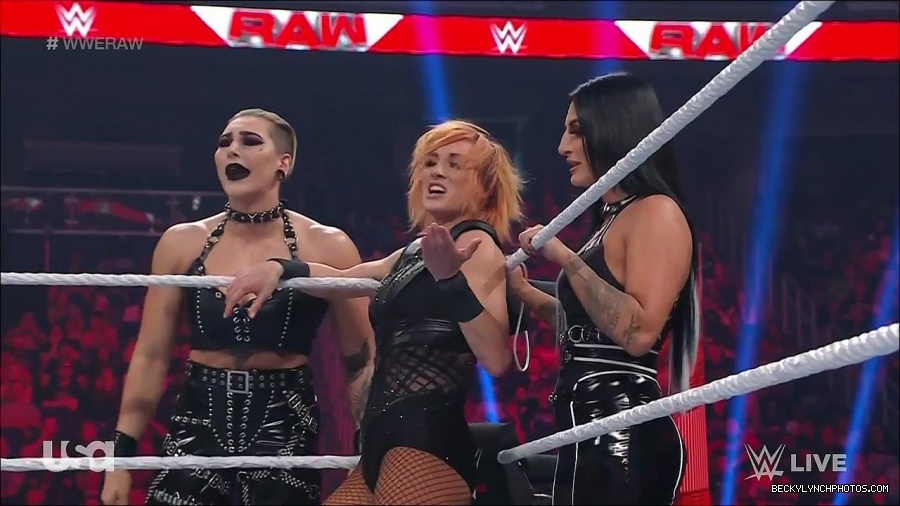 WWE_Monday_Night_Raw_2022_05_02_720p_HDTV_x264-NWCHD_mp4_006830431.jpg