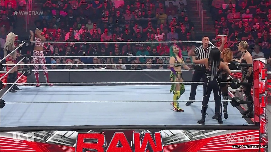 WWE_Monday_Night_Raw_2022_05_02_720p_HDTV_x264-NWCHD_mp4_006831232.jpg
