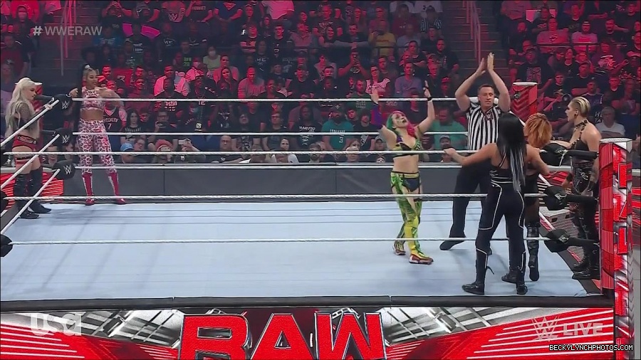WWE_Monday_Night_Raw_2022_05_02_720p_HDTV_x264-NWCHD_mp4_006831632.jpg