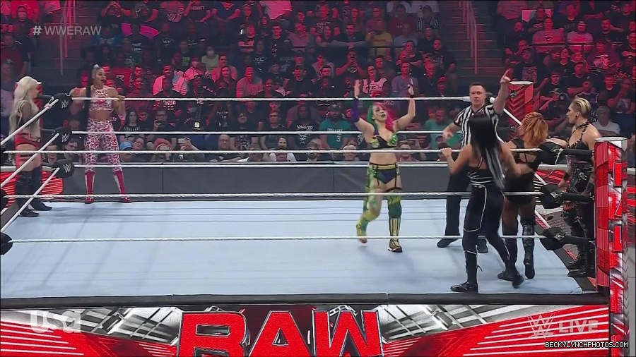 WWE_Monday_Night_Raw_2022_05_02_720p_HDTV_x264-NWCHD_mp4_006832033.jpg