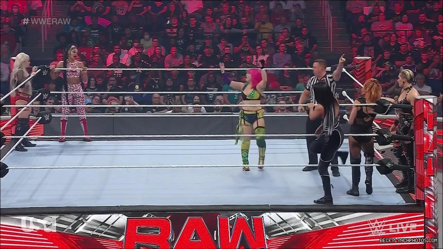 WWE_Monday_Night_Raw_2022_05_02_720p_HDTV_x264-NWCHD_mp4_006832433.jpg