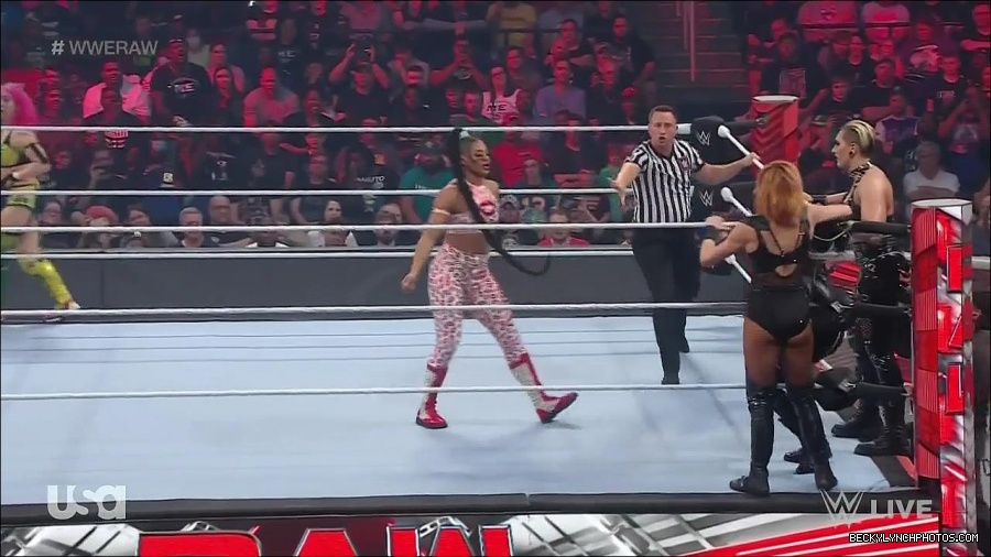 WWE_Monday_Night_Raw_2022_05_02_720p_HDTV_x264-NWCHD_mp4_006842443.jpg
