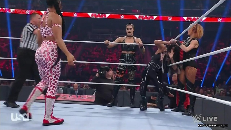 WWE_Monday_Night_Raw_2022_05_02_720p_HDTV_x264-NWCHD_mp4_006842843.jpg