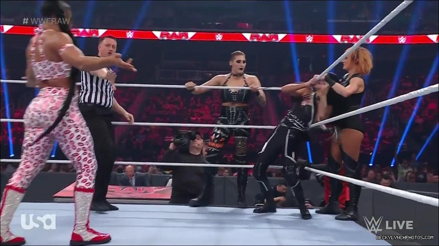 WWE_Monday_Night_Raw_2022_05_02_720p_HDTV_x264-NWCHD_mp4_006843244.jpg