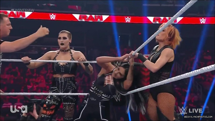 WWE_Monday_Night_Raw_2022_05_02_720p_HDTV_x264-NWCHD_mp4_006844845.jpg