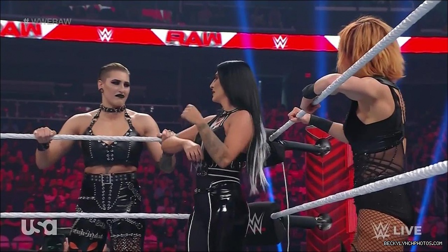 WWE_Monday_Night_Raw_2022_05_02_720p_HDTV_x264-NWCHD_mp4_006847648.jpg