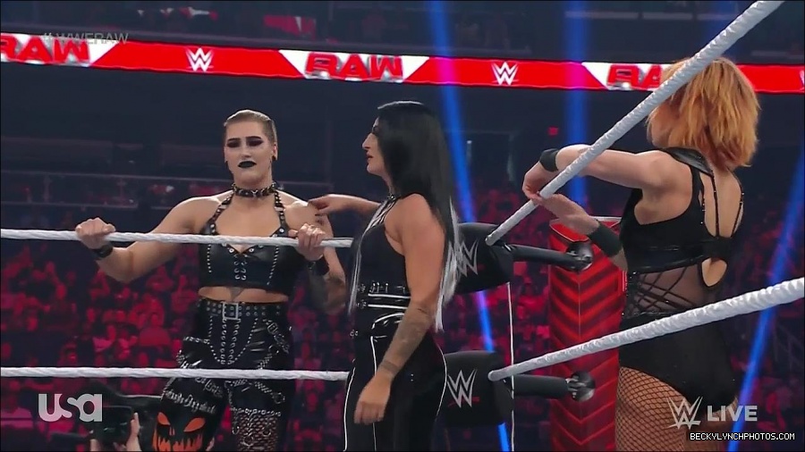 WWE_Monday_Night_Raw_2022_05_02_720p_HDTV_x264-NWCHD_mp4_006848449.jpg