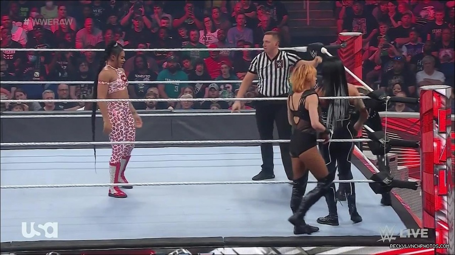 WWE_Monday_Night_Raw_2022_05_02_720p_HDTV_x264-NWCHD_mp4_006850051.jpg