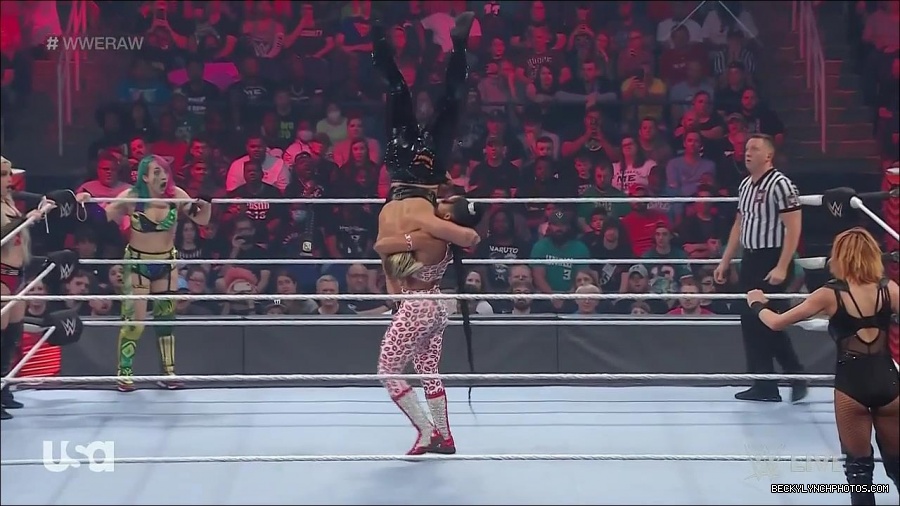 WWE_Monday_Night_Raw_2022_05_02_720p_HDTV_x264-NWCHD_mp4_006892493.jpg