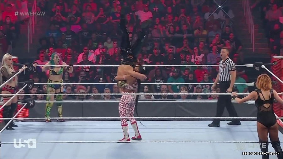 WWE_Monday_Night_Raw_2022_05_02_720p_HDTV_x264-NWCHD_mp4_006892893.jpg
