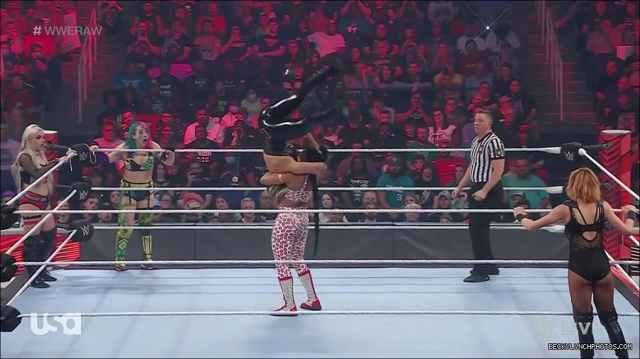 WWE_Monday_Night_Raw_2022_05_02_720p_HDTV_x264-NWCHD_mp4_006893294.jpg