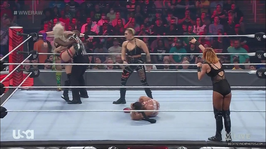 WWE_Monday_Night_Raw_2022_05_02_720p_HDTV_x264-NWCHD_mp4_006905306.jpg