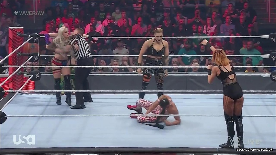 WWE_Monday_Night_Raw_2022_05_02_720p_HDTV_x264-NWCHD_mp4_006905706.jpg