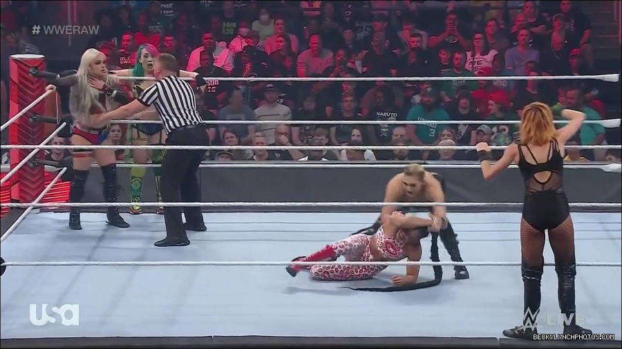 WWE_Monday_Night_Raw_2022_05_02_720p_HDTV_x264-NWCHD_mp4_006906507.jpg