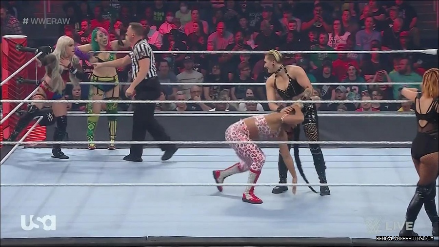 WWE_Monday_Night_Raw_2022_05_02_720p_HDTV_x264-NWCHD_mp4_006907708.jpg