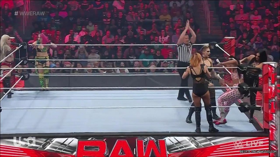 WWE_Monday_Night_Raw_2022_05_02_720p_HDTV_x264-NWCHD_mp4_006910911.jpg