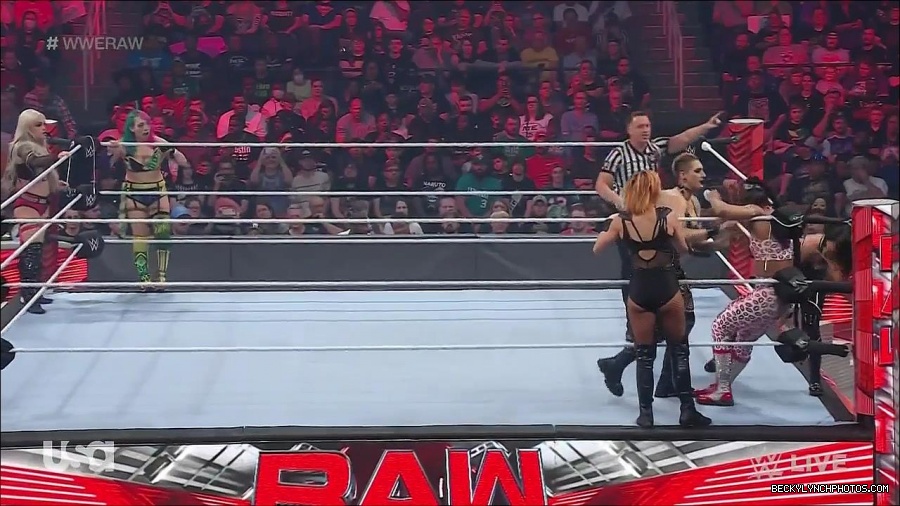 WWE_Monday_Night_Raw_2022_05_02_720p_HDTV_x264-NWCHD_mp4_006911312.jpg