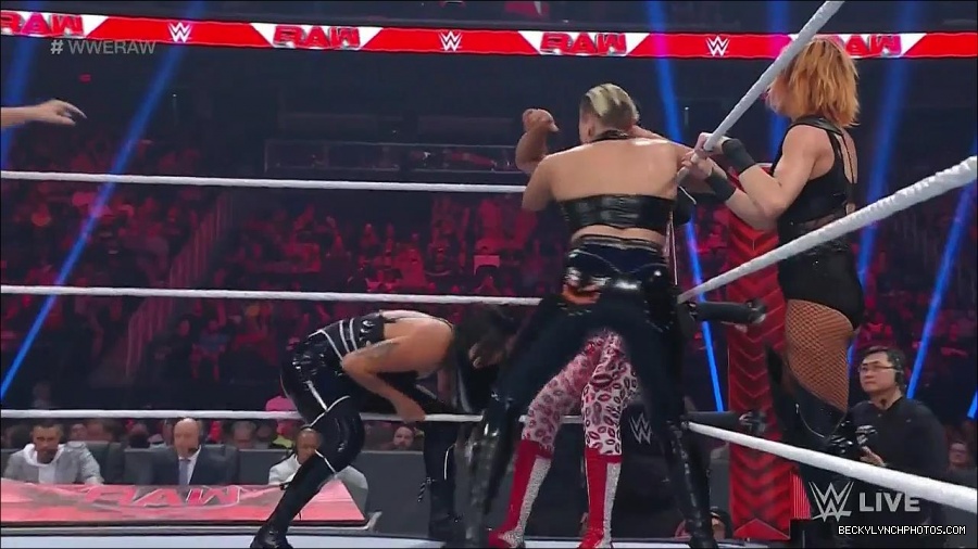 WWE_Monday_Night_Raw_2022_05_02_720p_HDTV_x264-NWCHD_mp4_006911712.jpg